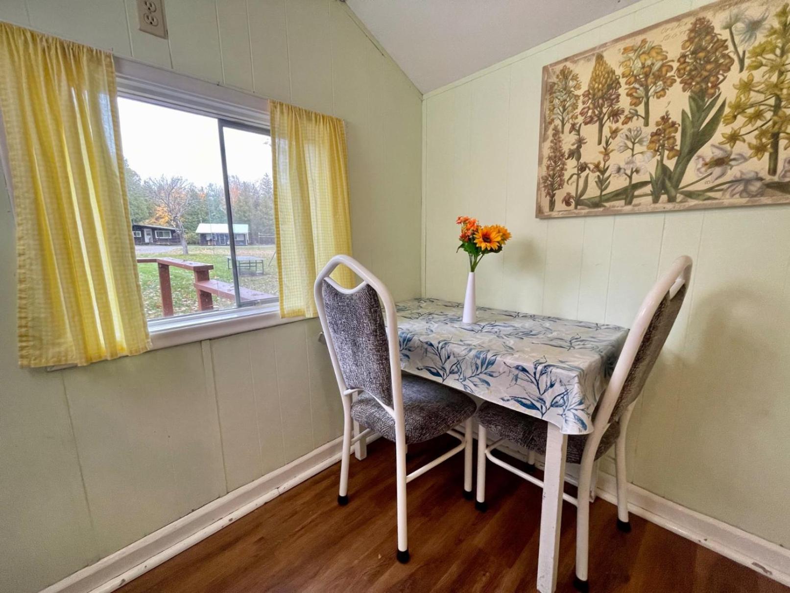 Ambleside Cottage Resort Bobcaygeon Exterior photo
